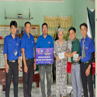 TUỔI TRẺ TRƯỜNG CAO ĐẲNG KIÊN GIANG TRAO GỬI NGHĨA TÌNH ĐẾN CÁC GIA ĐÌNH CHÍNH SÁCH TẠI XÃ TÂY YÊN